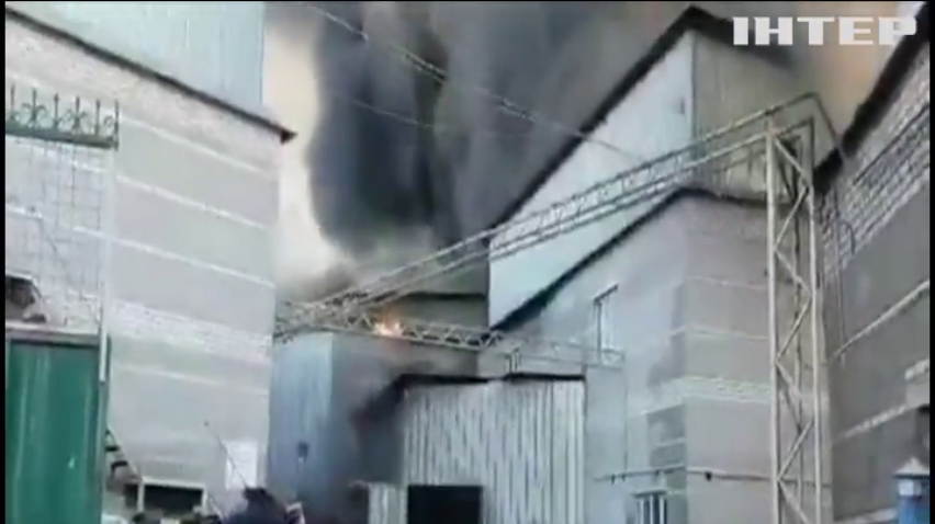 Пожежа у Кам'янці: на боротьбу з вогнем відрядили десятки рятувальників