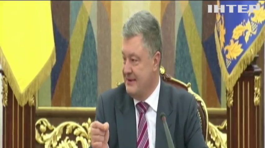 Петро Порошенко привітав жінок-військових із 8 березня та відзначив їх державними нагородами
