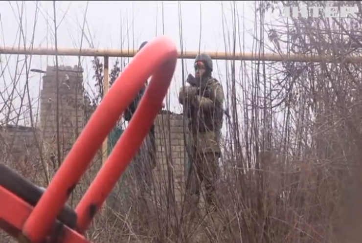 На Донбасі поранили українських військових 