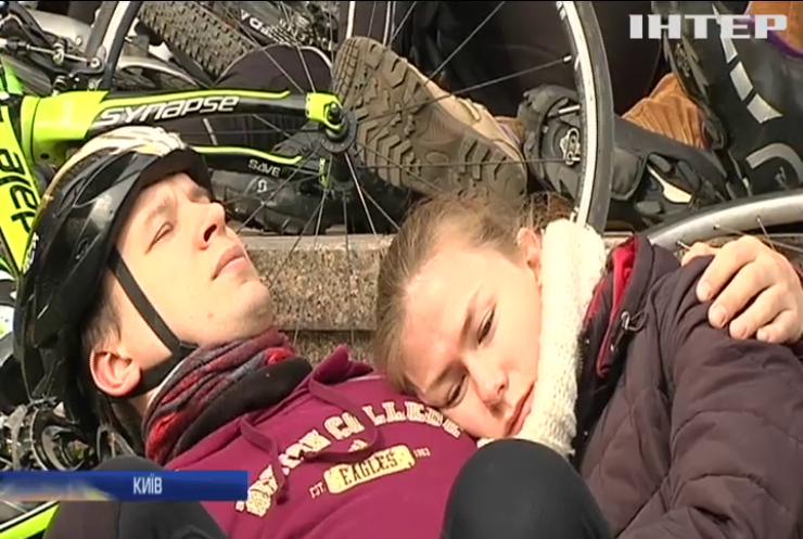 Велосипедисти влаштували у Києві "лежачий протест"