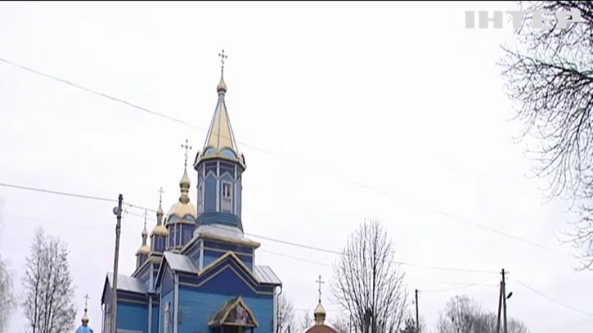 Бійка на порозі храму: віряни ПЦУ знову намагались захопити церкву УПЦ на Волині