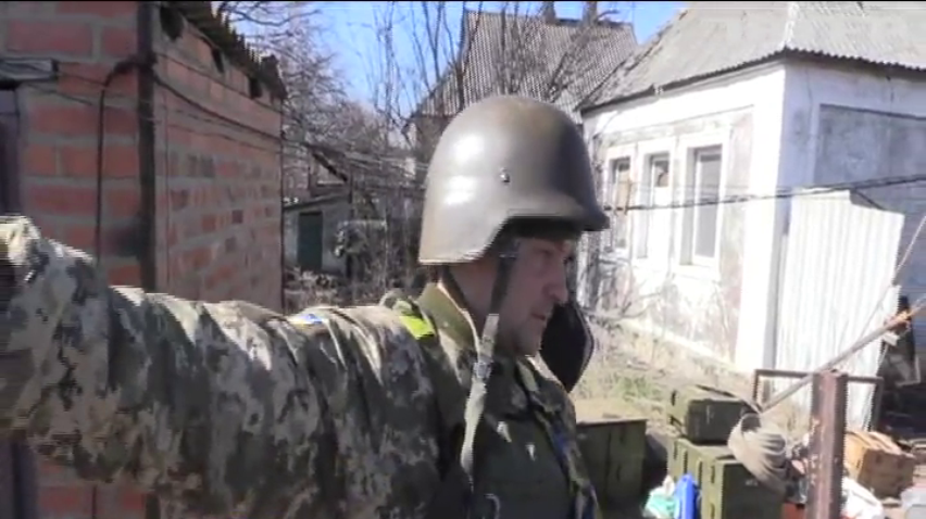 На Донбасі українським військовим дошкуляють ворожі снайпери