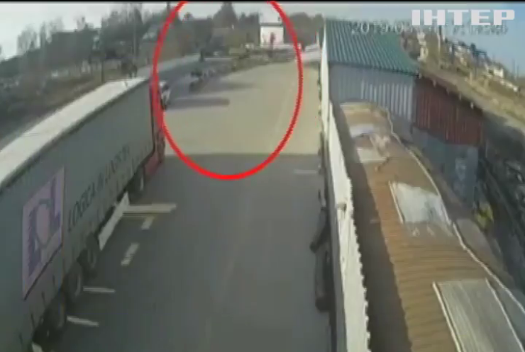 Бетонний паркан зупинив викрадений з СТО автомобіль (відео)