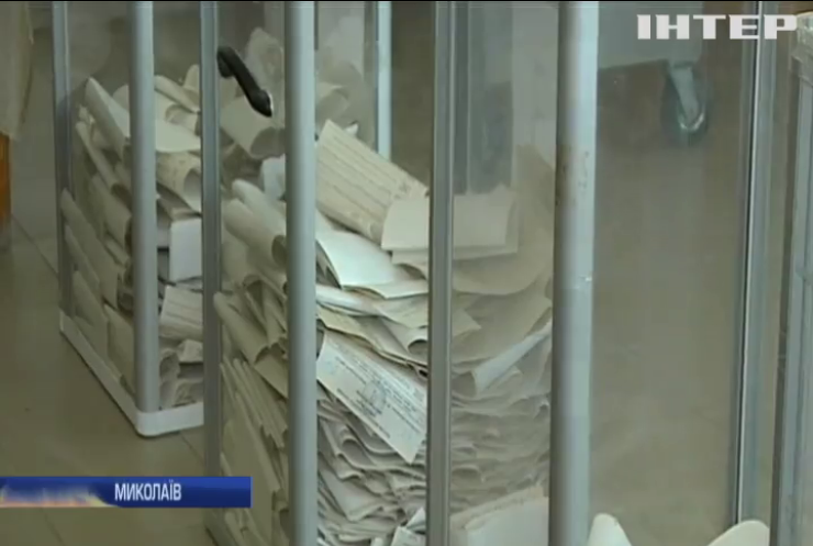 У Миколаєві жінка поцупила бюлетень з виборчої дільниці