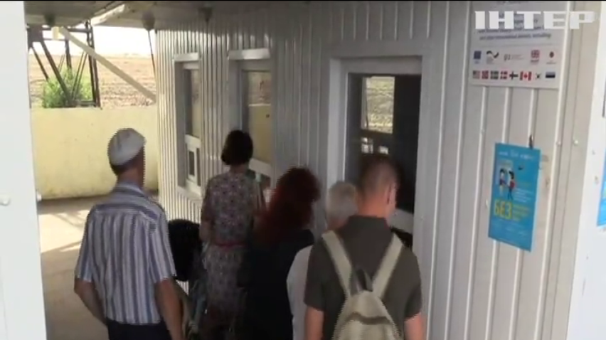 На Донбасі у чергах стоять сотні автомобілів