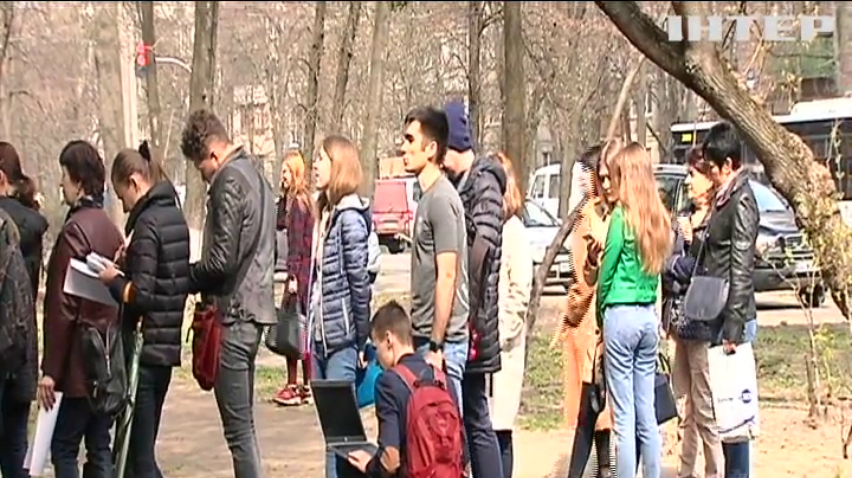 Вибори-2019: українці стоять у чергах на зміну місця голосування