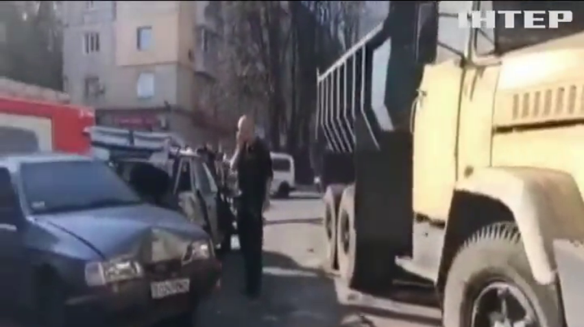 У Дніпрі вантажівка знесла на своєму шляху 10 машин
