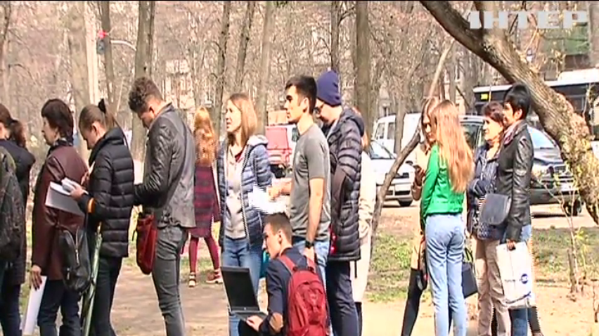 Зміна місця голосування: люди змушені стояти у чергах