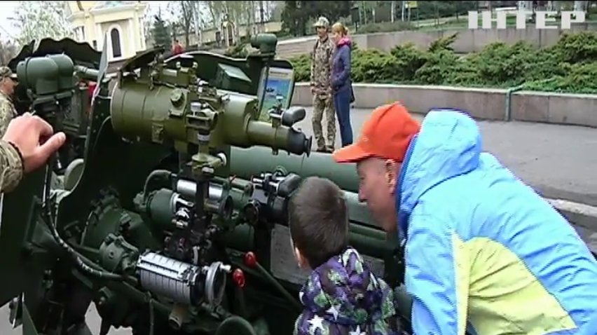 У Миколаєві артилеристи 406 окремої бригади продемонстрували військову виправку