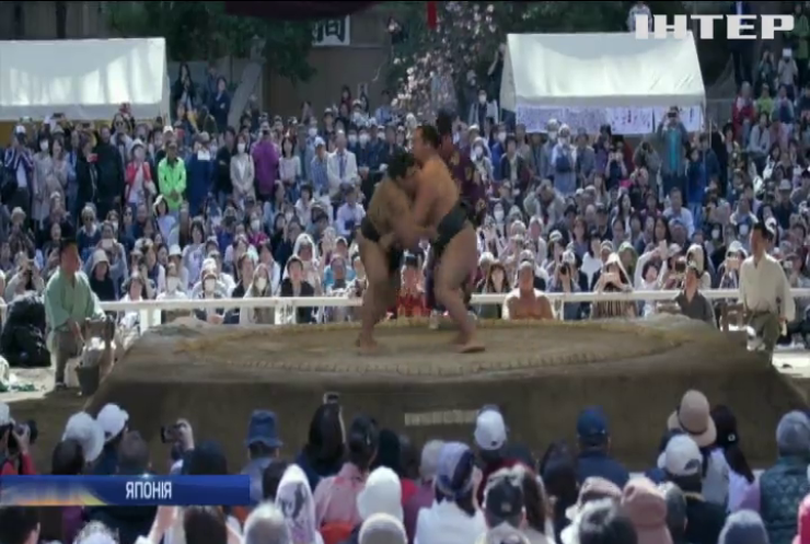 У японському храмі влаштували змагання із сумо