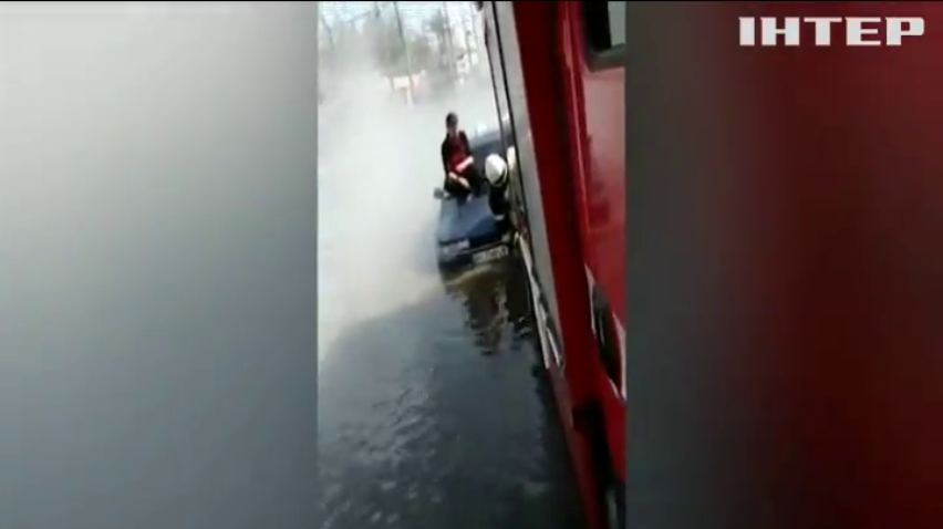 У Харкові гаряча вода затопила автомобілі з пасажирами