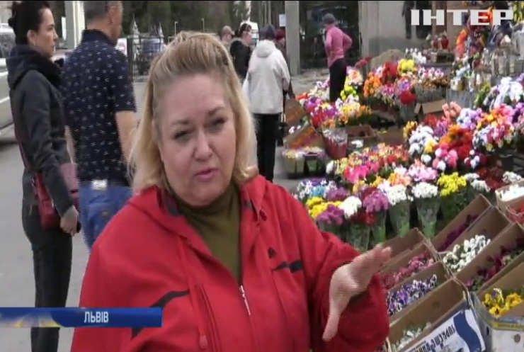 Жителів Львівщини закликають утилізовувати пластикові вироби з кладовищ