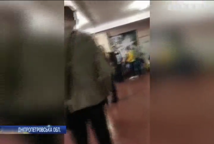 У Миколаєві біля дільниці затримали озброєних чоловіків