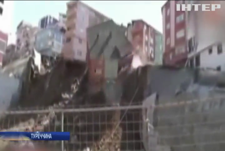 У Стамбулі через зсув ґрунту завалився будинок