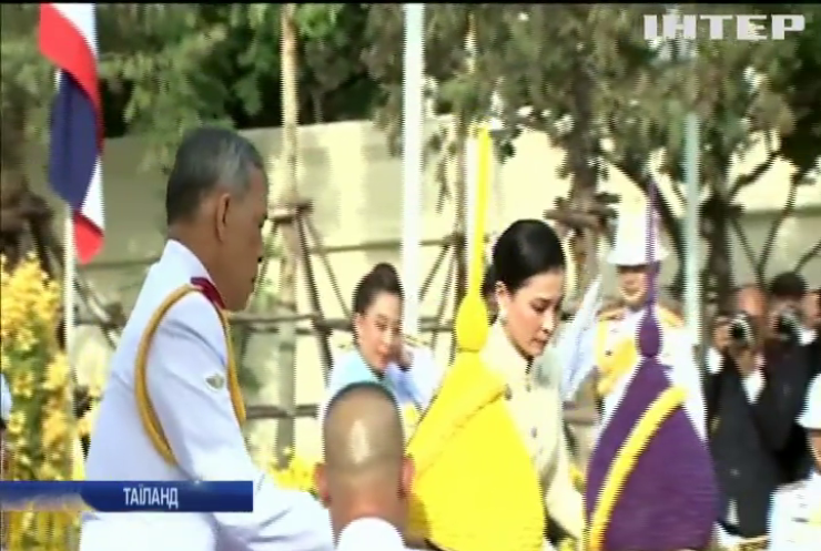 Сучасна попелюшка: король Таїланду одружився у 66 років