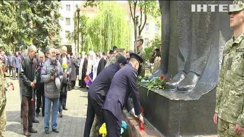 Червоні маки на грудях: у містах України вшанували ветеранів