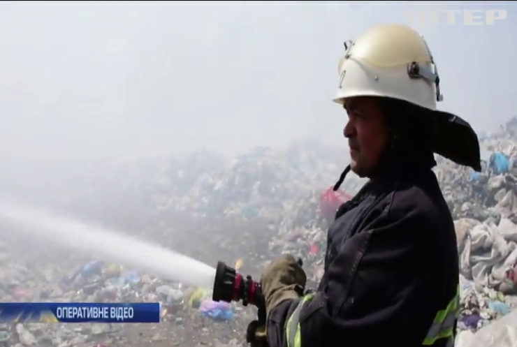 На Миколаївщині не можуть загасити масштабну пожежу