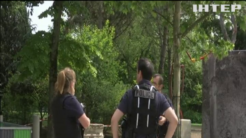 Відвідувачів Ейфелевої вежі евакуювали через самогубця