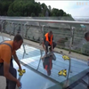 У Києві відновили скляні елементи нового пішохідного мосту 