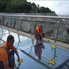 У Києві відновили скляні елементи нового пішохідного мосту 