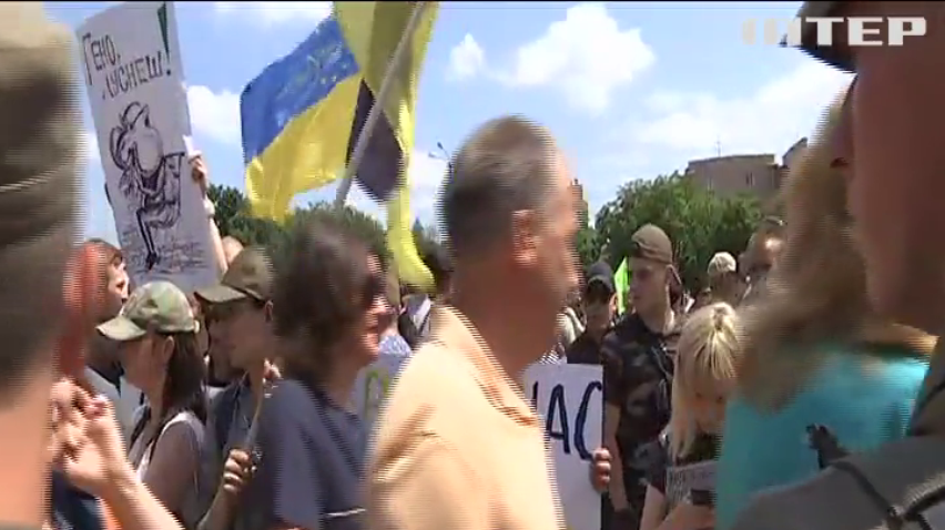 З'їзд партії "Довіряй ділам" проходив під гучні протести