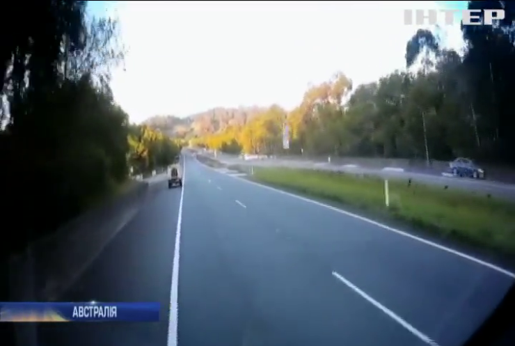 У Австралії джип зробив декілька кульбітів на дорозі