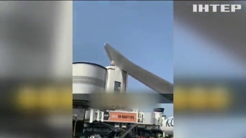 У Франції літак врізався в будівлю аеропорту