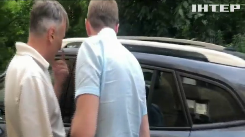 Зухвале пограбування: у водія автівки відібрали мільйон гривень