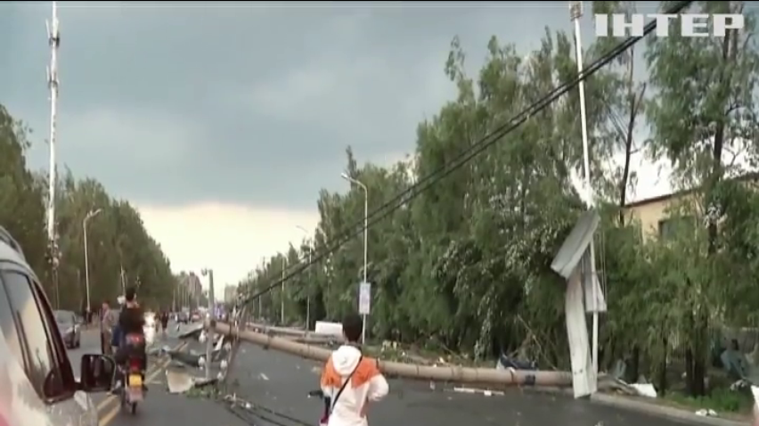 Змітає все на своєму шляху: потужний торнадо атакував Китай (відео)