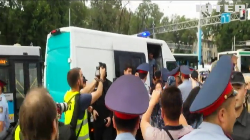 У Казахстані влаштували облави на учасників антиурядових протестів