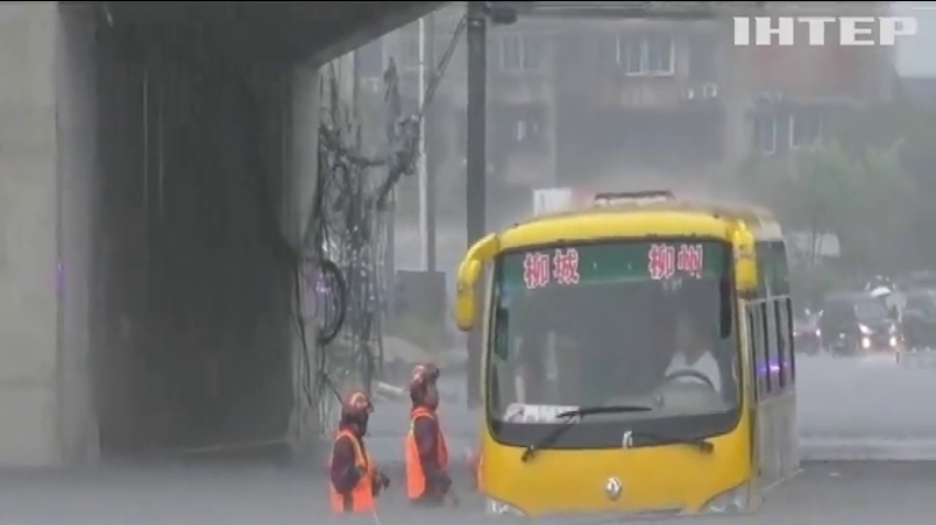 Китай потерпає від потужних повеней: влада оголосила евакуацію