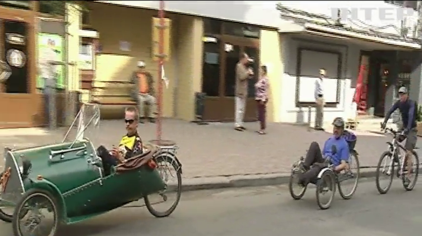 Жителі Чернівців закликають водіїв пересісти на велосипеди