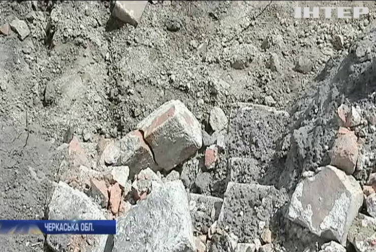 Моторошна знахідка: на Черкащині в купі будівельного сміття виявили людські останки