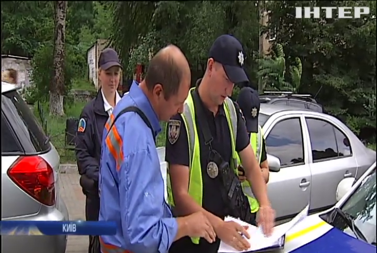 На вулиці Києва вийшли евакуатори