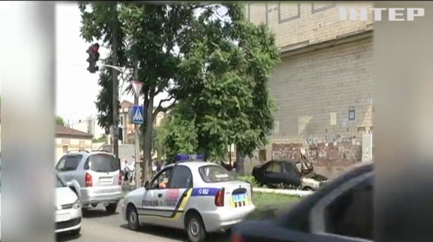 У Запоріжжі чоловік підпалив машину і мало не згорів