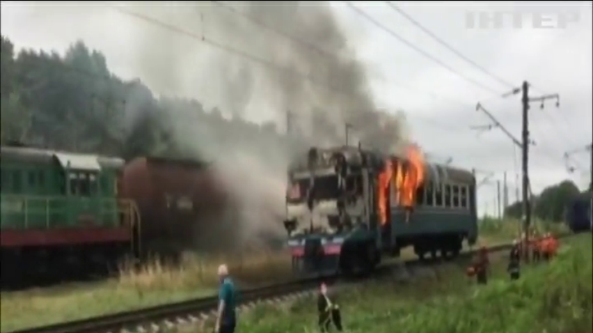 На Вінничині під час руху спалахнула електричка (відео)