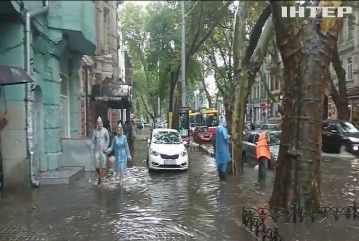 Потужна злива паралізувала рух на вулицях Одеси