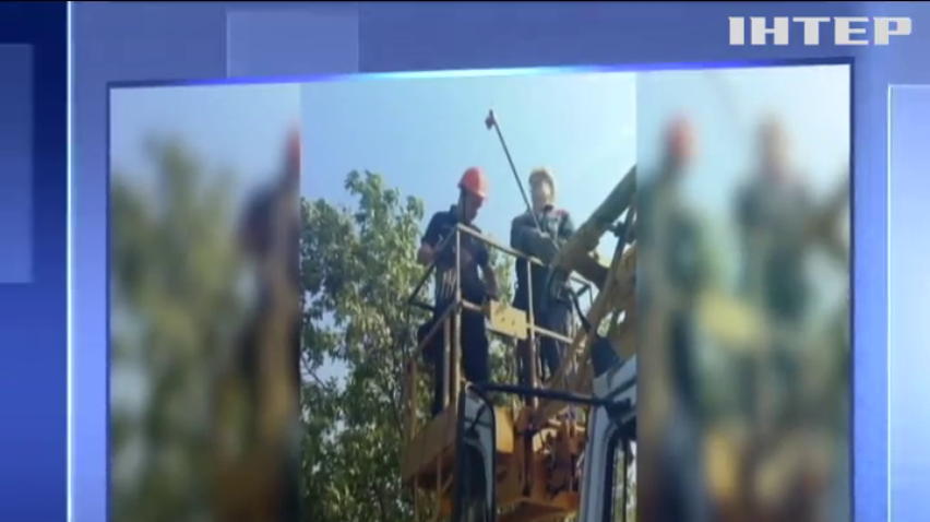Небезпечне селфі: на Миколаївщині підлітки застрягли на високовольтній опорі (відео)