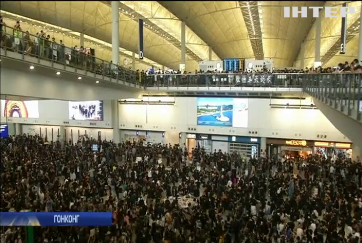 Масові протести: аеропорт Гонконга скасував усі рейси 