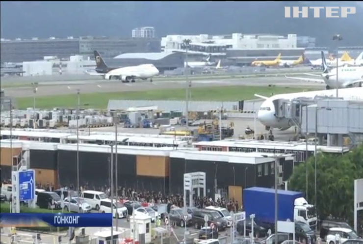 Аеропорт у Гонконгу відновив авіарейси після масштабних протестів