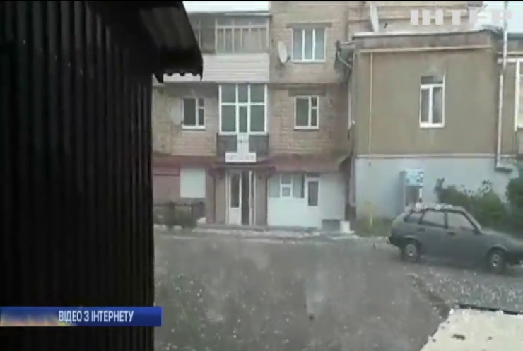 На Буковині випав град розміром з куряче яйце