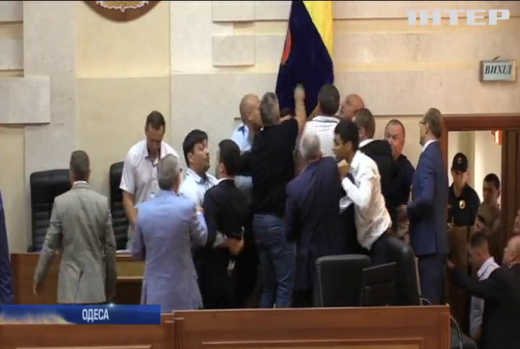 Голосування кулаками: чому спроба обрати Голову Одеської облради завершилася депутатською бійкою