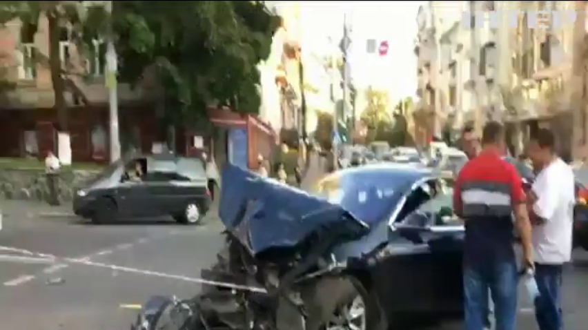 У Києві позашляховик "влетів" у натовп пішоходів: постраждали шестеро людей