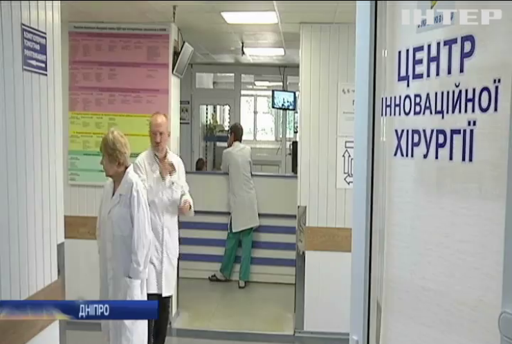 До шпиталю у Дніпрі доправили поранених на Донбасі військових