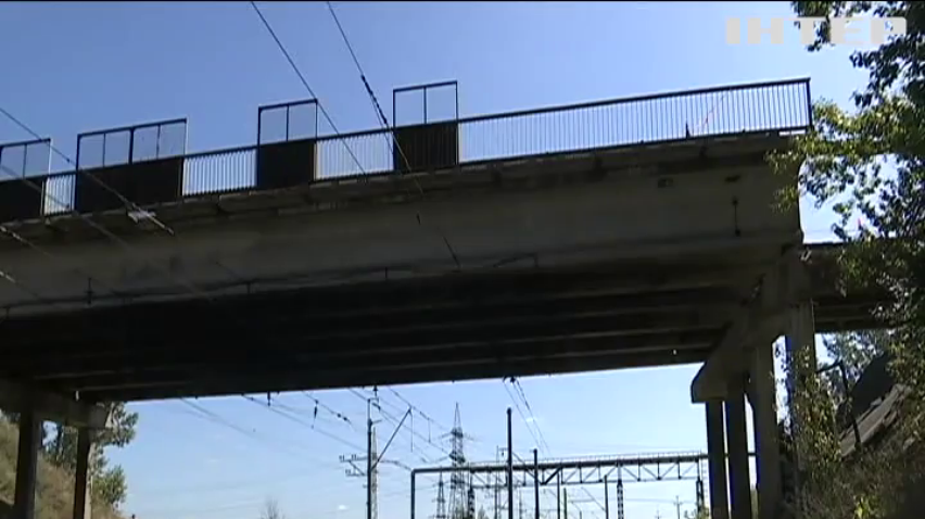Провалля замість мосту: під Харковом обвалився міст над залізничними коліями