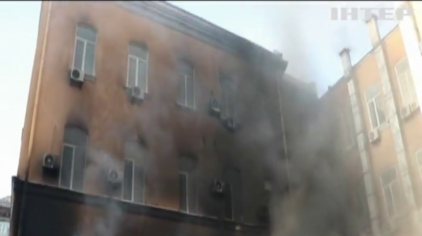 У центрі Києва спалахнула масштабна пожежа