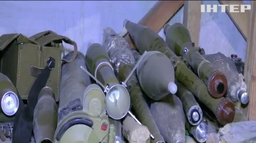 На Донеччині добровольці передали озброєння поліцейським