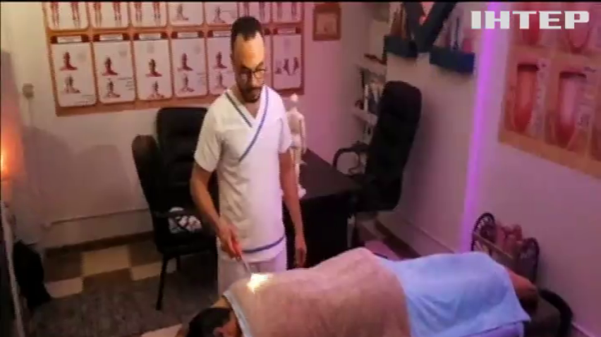 Єгиптянин лікує біль у спині вогнем