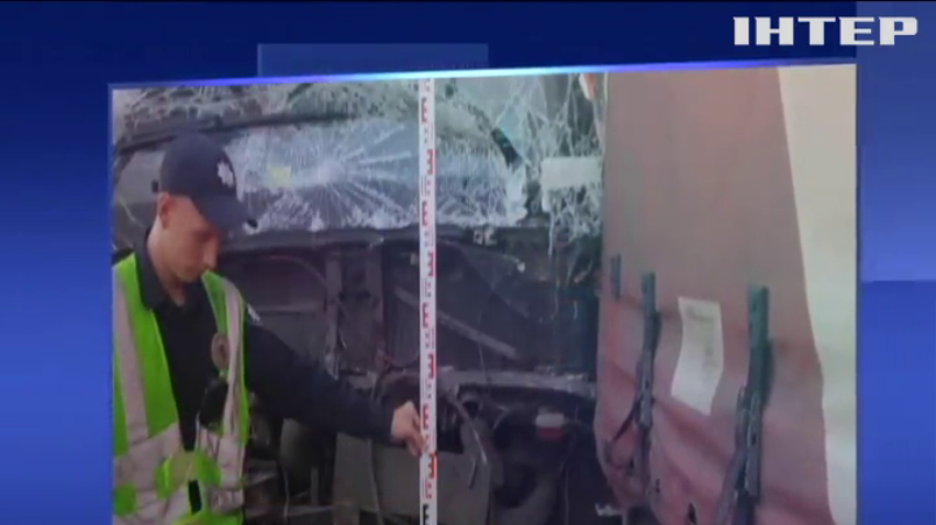 Жахлива аварія на Київщині: вантажівка розтрощила припаркований автобус