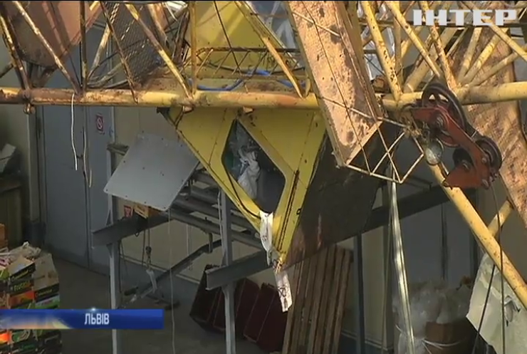 У Львові будівельний кран упав на супермаркет